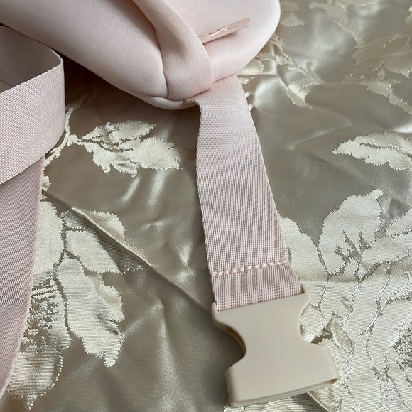 REEBOK FANNY PACK PINK SUPER CUTE - Picture 13 of 14